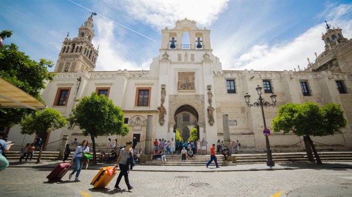 Imagen de archivo de turistas.