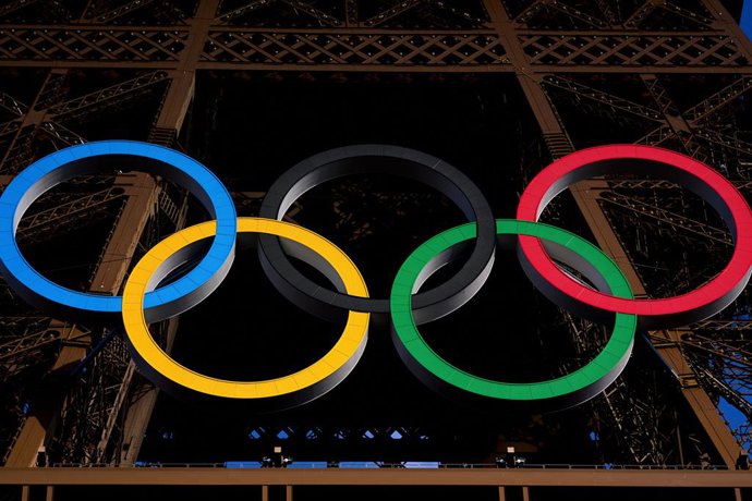 Archivo - 02 August 2024, France, Paris: Olympic Rings adorn the Eiffel Tower during the Paris 2024 Olympic Games. Photo: John Walton/PA Wire/dpa
