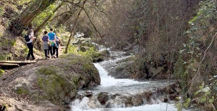 Turistas por el río Cerezuela, en Cazorla