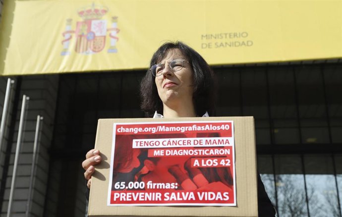 María Varela durante el registro de firmas en el Ministerio de Sanidad.