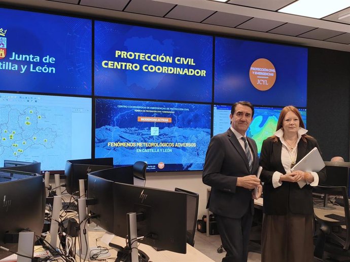 El consejero de Medio Ambiente, Vivienda y Ordenación del Territorio de Castilla y León, Juan Carlos Suárez-Quiñones, junto a la directora general de Protección Civil y Emergencias en la Comunidad, Irene Cortés.