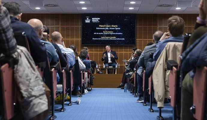 El astronauta Miguel López Alegría