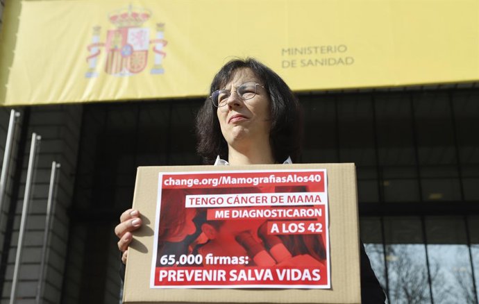 María Varela durante o registro de assinaturas no Ministério da Saúde.