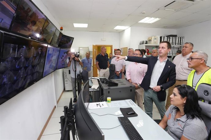 El presidente del Consell de Mallorca, Llorenç Galmés, en la sala de control del túnel de Sóller.