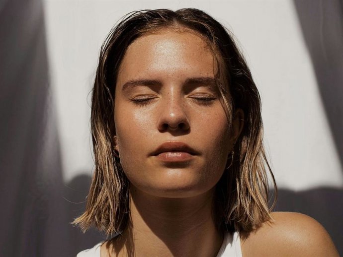 Mujer tomando el sol