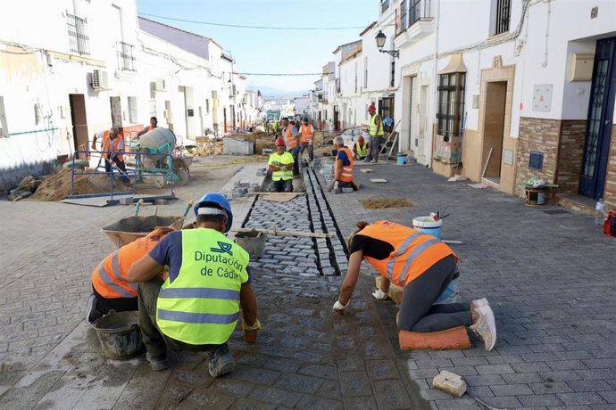 Archivo - Trabajadores de la construción en Bornos, Cádiz.