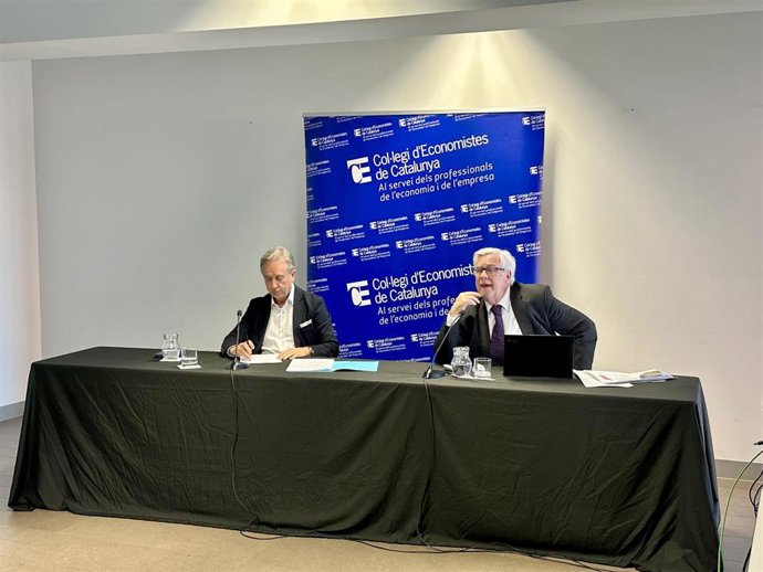 El decano del Col·legi d'Economistes de Cataluya, Carles Puig de Travy, y el director técnico, Xavier Segura, en la presentación de la Encuesta de Situación Económica - Invierno 2026