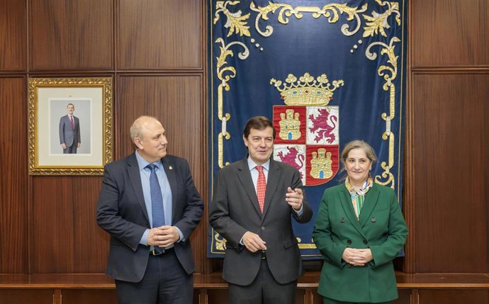 Mañueco recibe en la Presidencia de la Junta a la actual presidenta de Michelin España-Portugal, María Paz Robina, y a su próximo sucesor en el cargo, César Moñux.