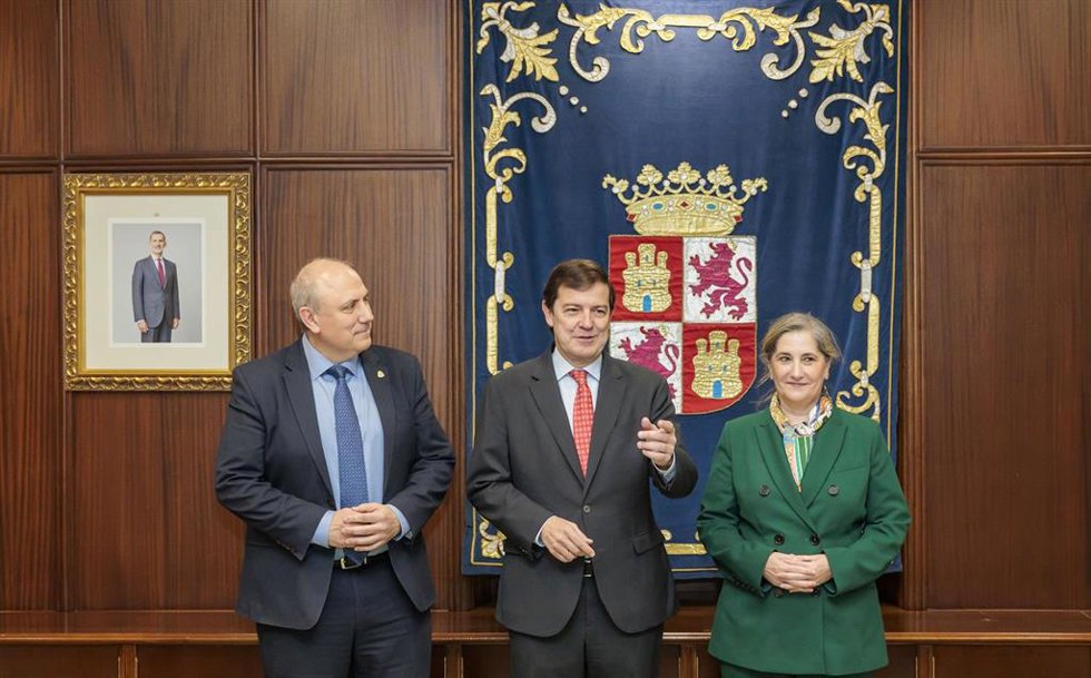 Mañueco recibe en la Presidencia de la Junta a la actual presidenta de Michelin España-Portugal, María Paz Robina, y a su próximo sucesor en el cargo, César Moñux.