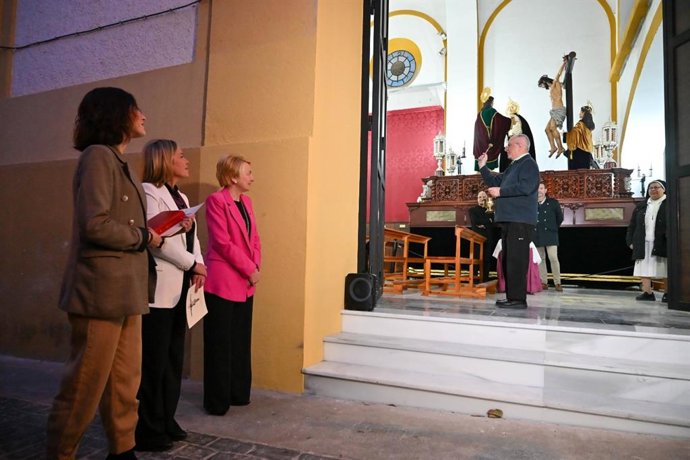 Acto de bendición de la nueva puerta lateral de la iglesia de San Roque, en el barrio de Pescadería de Almería.