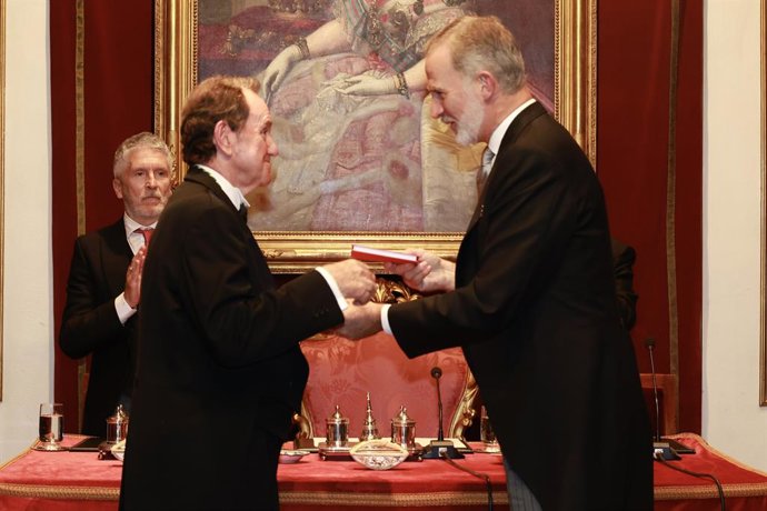 Archivo - El Rey Felipe VI (d) preside el ingreso del ex jefe de la Casa de Su Majestad el Rey Jaime Alfonsín (i) Alfonso como académico de número, en la Real Academia de Ciencias Morales y Políticas, a 27 de octubre de 2025, en Madrid (España). El que fu