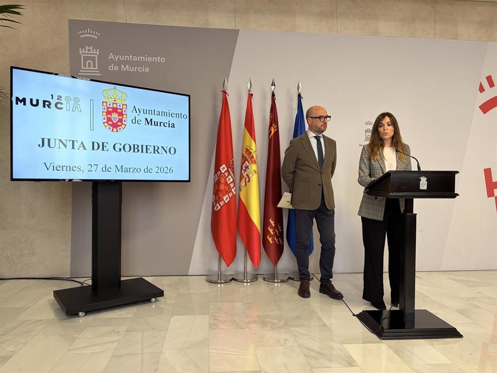 Archivo - La concejal Rebeca Pérez junto a José Francisco Muñoz