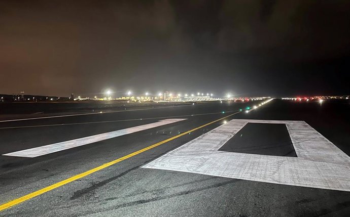 El Aeropuerto de Alicante-Elche Miguel Hernández reabre la pista de vuelo en el horario nocturno