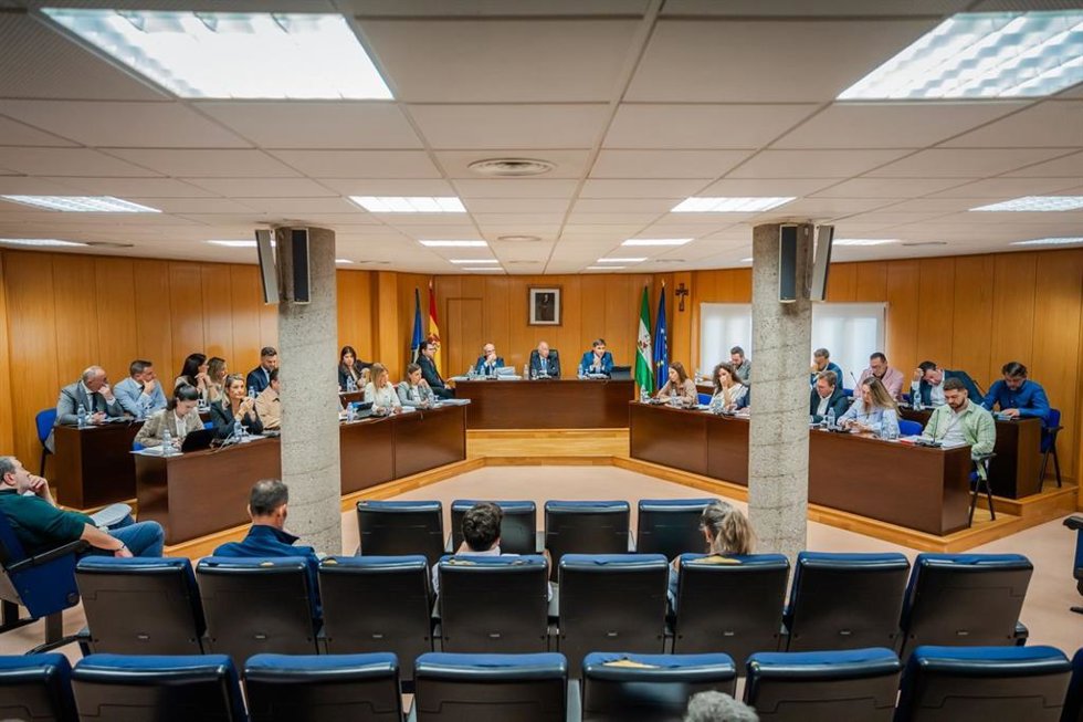 Archivo - Imagen de archivo de un Pleno del Ayuntamiento de Roquetas de Mar (Almería).