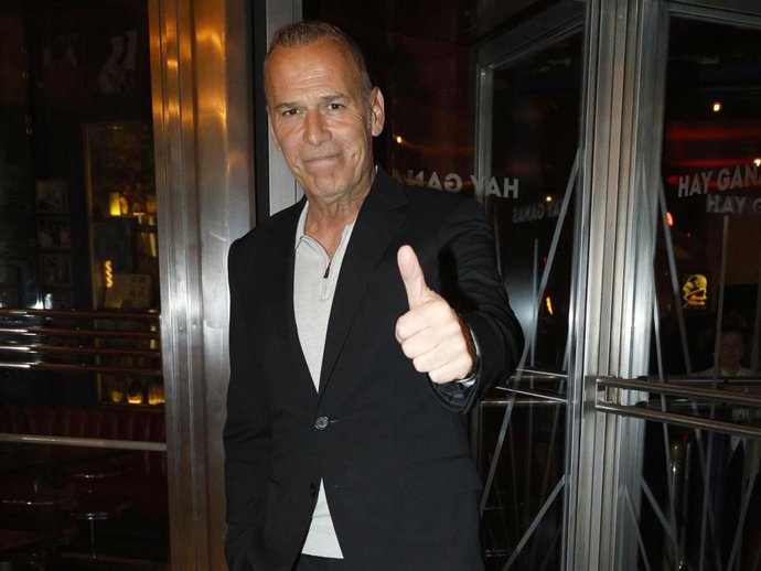 Carlos Lozano llega a la fiesta del 60 cumpleaños de Belén Rodríguez