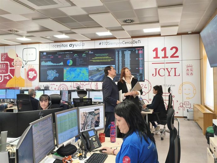 El consejero de Medio Ambiente, Vivienda y Ordenación del Territorio, Juan Carlos Suárez-Quiñones, junto a la directora general de Protección Civil, Irene Cortés, en la sala del 1-1-2 de Castilla y León.