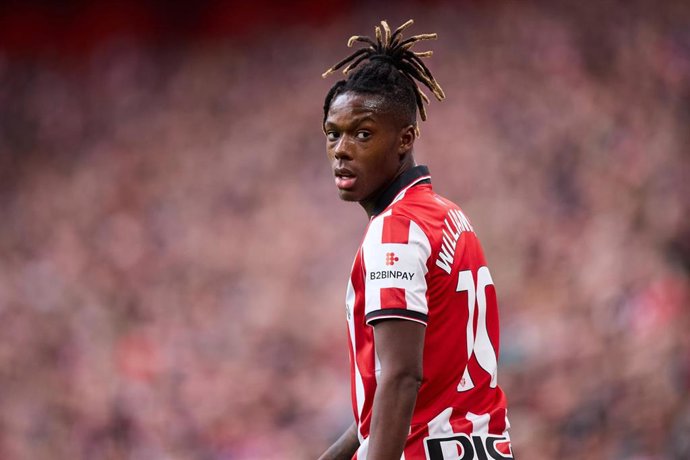 Archivo - El extremo internacional español del Athletic Club Nico Williams, en un partido.