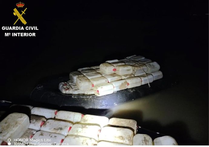 Una de las embarcaciones con petacas de gasolina intervenidas en la provincia de Cádiz en un operativo de la Guardia Civil en marzo de 2026. 