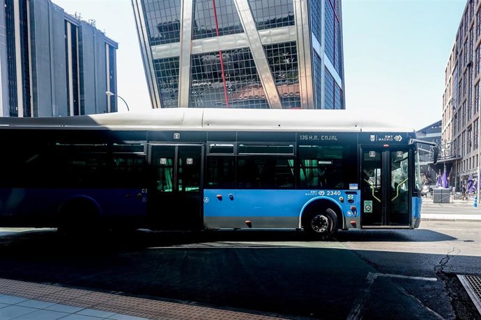Archivo - Un autobús de la línea 135, en el intercambiador de Plaza de Castilla, a 5 de agosto de 2024, en Madrid (España). La Empresa Municipal de Transportes de Madrid (EMT Madrid) ha ampliado el servicio de la línea 135 entre Plaza de Castilla y el Hos