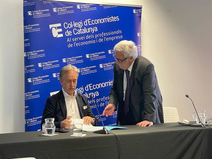 El decano del Col·legi d'Economistes de Catalunya (CEC), Carles Puig de Travy, y el director técnico de la Encuesta de Situación Económica de Invierno 2026, Xavier Segura.