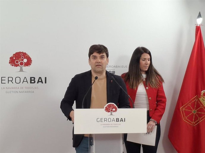 Pablo Azcona e Itxaso Soto, parlamentarios de Geroa Bai.