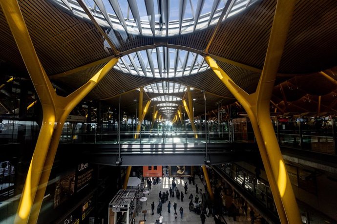 Viatgers en la T4 de l'Aeroport Adolfo Suárez Madrid-Barajas, a 2 de març del 2026, a Madrid (Espanya). 