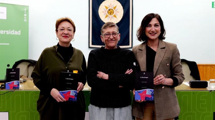 De izquierda a derecha, la periodista Antonia Sánchez, la autora Carmen López y la diputada provincial Ana Lourdes Ramírez, durante la presentación del poemario 'A destiempo' en la UNED de Almería.