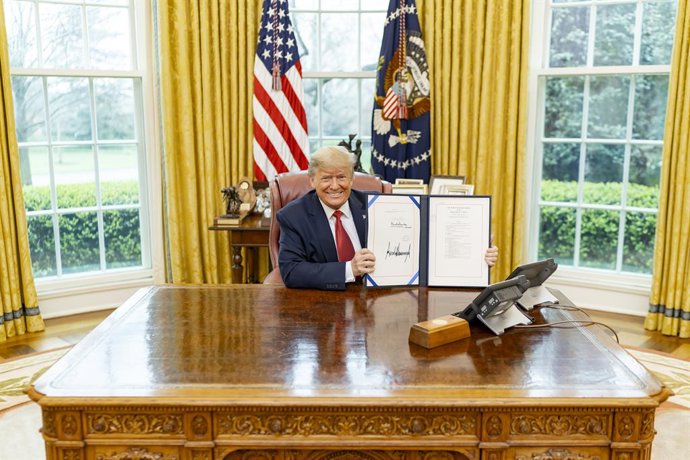 Archivo - Arquivo - 25 de março de 2020, EUA, Washington: O presidente dos EUA, Donald Trump, mostra sua assinatura após assinar a Lei de Apoio aos Americanos Idosos de 2020, no Salão Oval da Casa Branca. Foto: Shealah Craighead/Planet Pix via ZUMA Wire/d