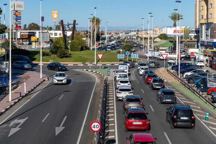 Archivo - Transportes inicia la instalación de un sistema pionero de semaforización inteligente en la Glorieta de Punta Prima, en la N-332, en Alicante