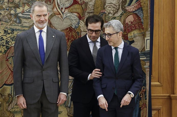 El Rey Felipe VI; el vicepresidente primero y ministro de Economía, Comercio y Empresa, Carlos Cuerpo, y el ministro de Hacienda, Arcadi España, durante la jura de los nuevos cargos del Gobierno.
