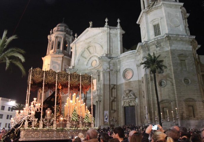 El palio de la Virgen de los Dolores de Servitas por la plaza de la Catedral de Cádiz en una imagen de archivo.