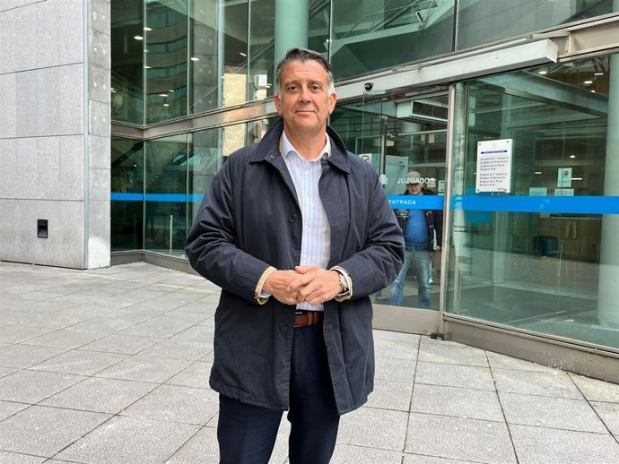 El diputado del PP de Asturias Manuel Cifuentes ante los juzgados de Oviedo.