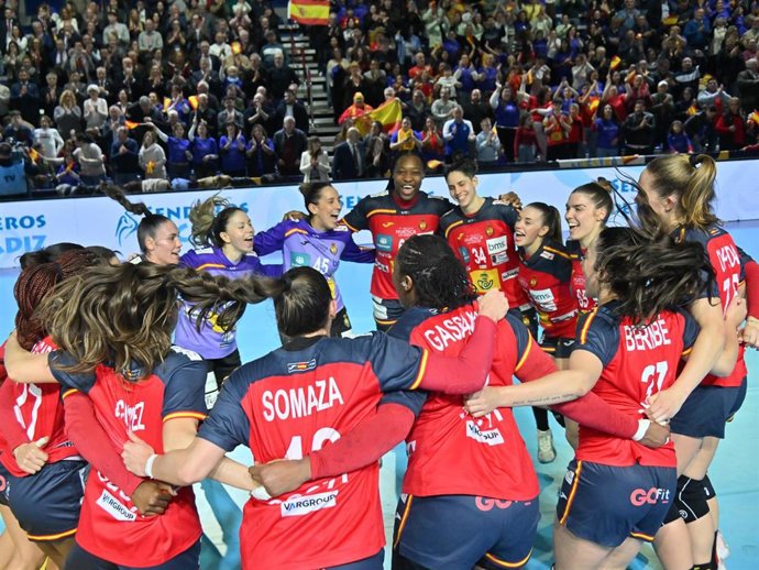 Las Guerreras tras un partido de la selección española femenina de balonmano