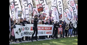 Sindicatos se concentran ante la junta de CaixaBank para denunciar la "exigencia comercial que asfixia a la plantilla"