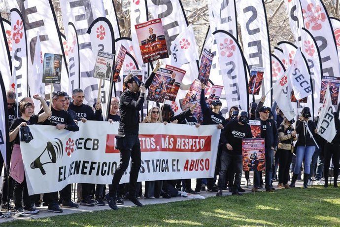 Concentración ante la Junta General Ordinaria de Accionistas de CaixaBank que se celebra en el Palacio de Congresos de València