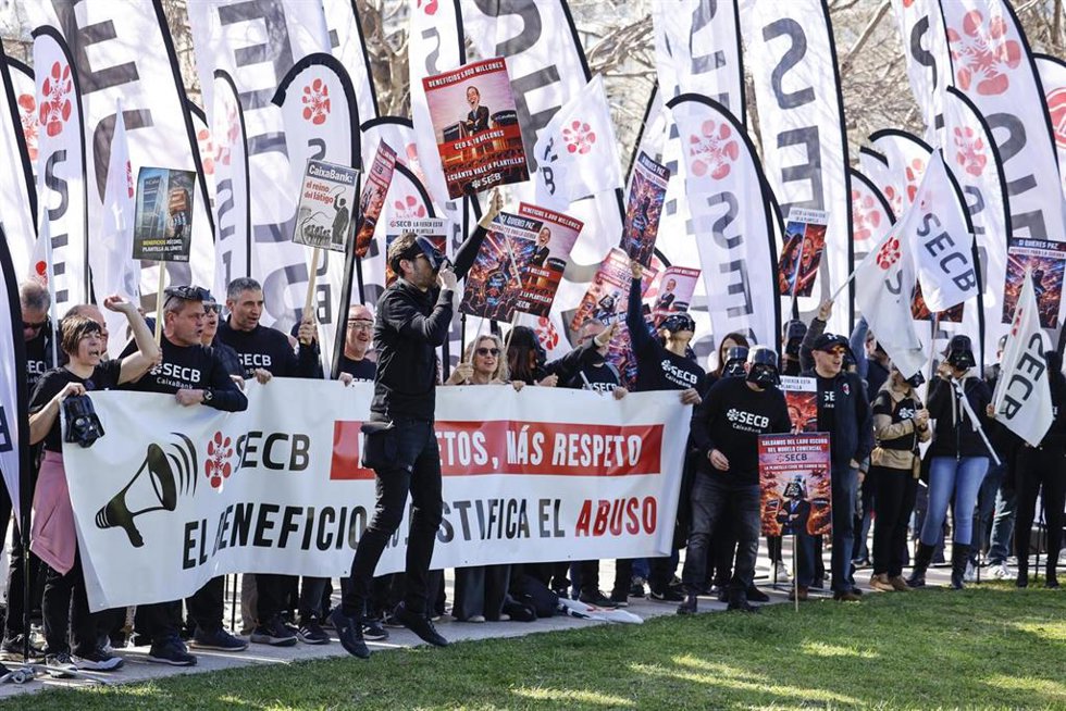 Concentración ante la Junta General Ordinaria de Accionistas de CaixaBank que se celebra en el Palacio de Congresos de València