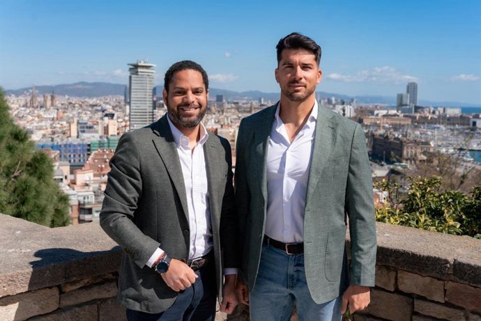 El secretari general de Vox, Ignacio Garriga, amb el campió olímpic Cristian Toro