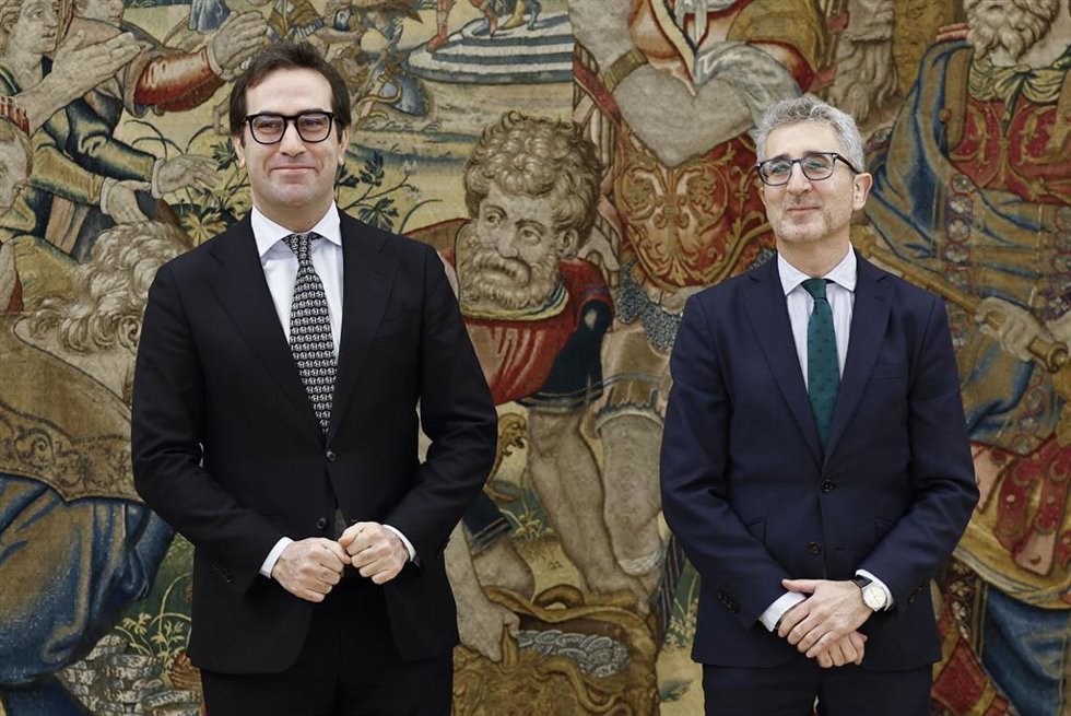 El vicepresidente primero y ministro de Economía, Comercio y Empresa, Carlos Cuerpo (i), y el ministro de Hacienda, Arcadi España (d), durante la jura de su cargo, en el Palacio de La Zarzuela, a 27 de marzo.