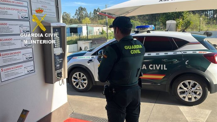 Um policial ao lado de um carro