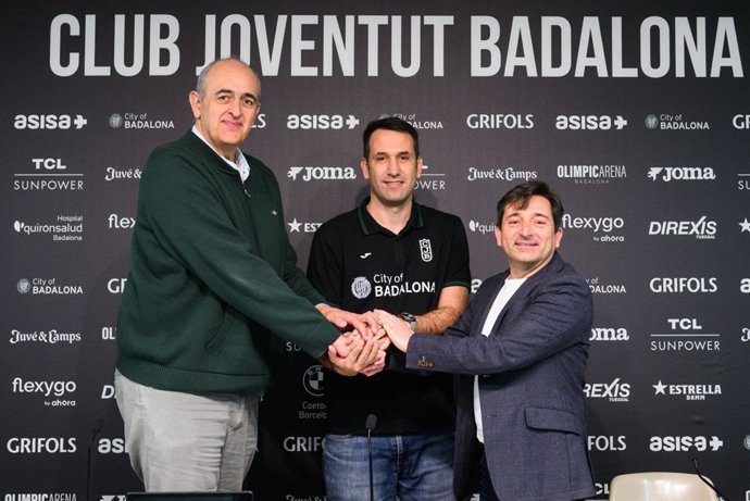 Dani Miret (en el centro) renueva como entrenador del Asisa Joventut hasta 2028