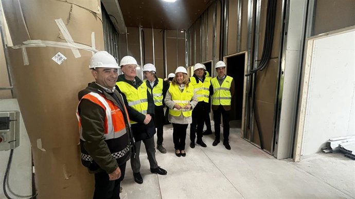 La alcaldesa de Burgos, Cristina Ayala, visitando las obras de la sede de Protección Civil.
