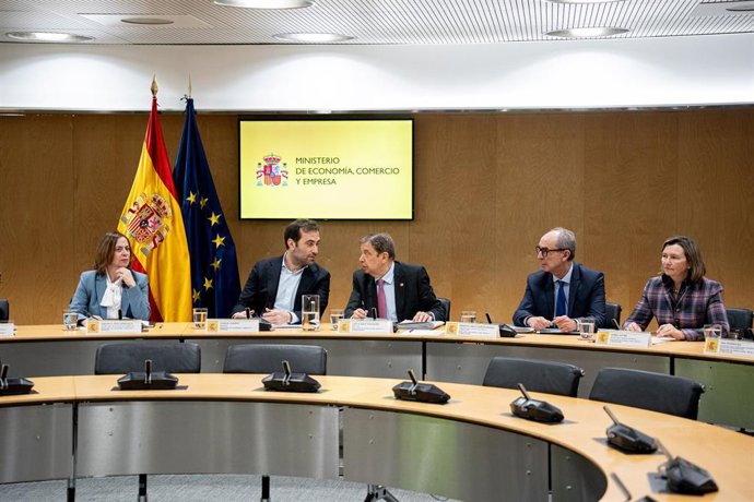 El ministro de Economía, Comercio y Empresa, Carlos Cuerpo, junto al ministro de Agricultura, Pesca y Alimentación, Luis Planas, se reúnen con representantes de la industria alimentaria, 