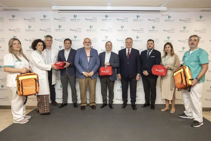 María Ruiz, supervisora de enfermería del Hospital Quirónsalud Infanta Luisa; Dolores Leal, directora de enfermería del centro; Fernando Maroto, director médico del hospital, junto a los representantes de las hermandades de Triana.