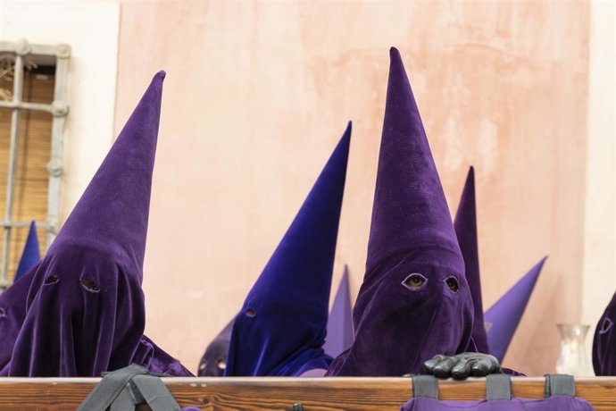 Archivo - Decenas de personas durante la procesión del Calvario el Viernes Santo en Cuenca, a 18 de abril de 2025, en Cuenca, Castilla-La Mancha (España). 