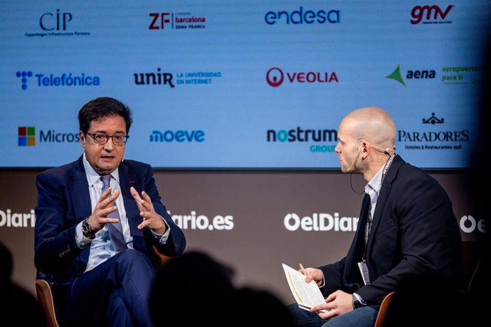 El ministro para la Transformación Digital y de la Función Pública, Óscar López (i), durante la tercera jornada del VI Foro Económico organizado por elDiario.es, en el Colegio de Arquitectos de Madrid, a 27 de marzo de 2026, en Madrid (España). Este foro 