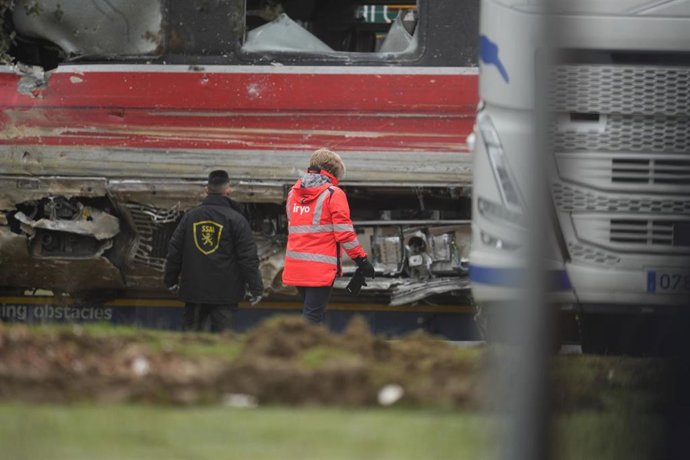 Archivo - Imagen de los trabajos de rescate de los convoyes de trenes accidentados en la zona del suceso en Adamuz (Córdoba)