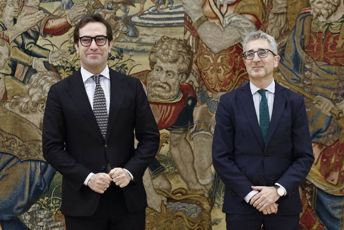 O primeiro vice-presidente e ministro da Economia, Comércio e Empresas, Carlos Cuerpo (à esquerda), e o ministro da Fazenda, Arcadi España (à direita), durante a cerimônia de posse, no Palácio de La Zarzuela, em 27 de março de 2026, em Madri (Espanha). Sá