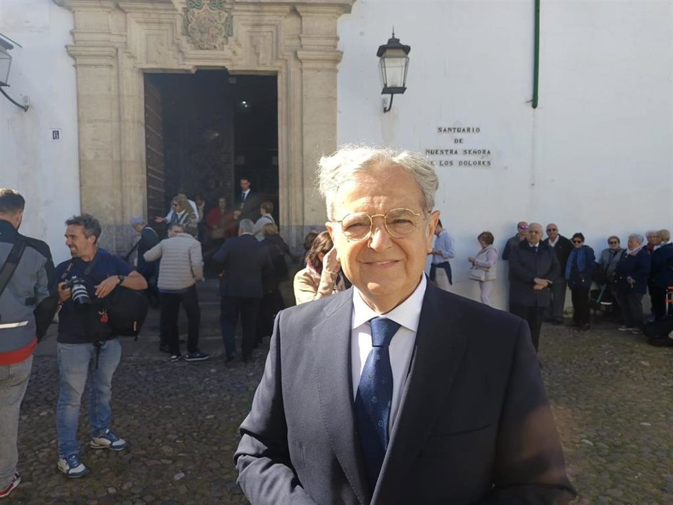 El presidente de la Diputación de Córdoba, Salvador Fuentes, frente al Santuario de Nuestra Señora de los Dolores.