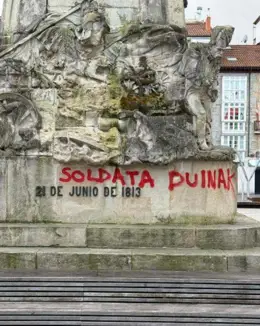 Pintadas en el monumento a la Batalla de Vitoria