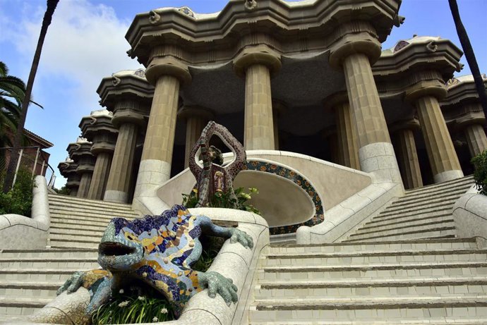 Archivo - Vista de la Fuente Dragón de Gaudí en el Park Güell que ya permanece abierto para las visitas tras la finalización de las obras de rehabilitación del parque y donde estará permitido por primera vez el acceso a la Font Sarva. En Barcelona, Catalu